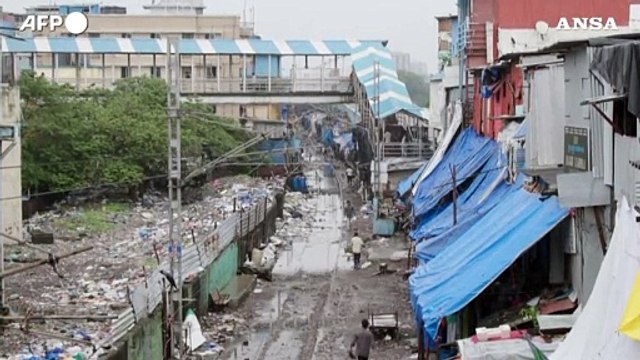 India, monsoni su Mumbai: strade allagate e disagi nei trasporti