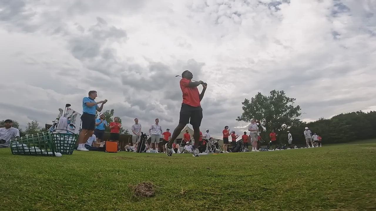 Rookie golfer Saka stuns fans with a viral first shot on England’s day off!