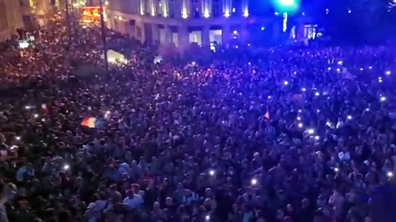 Francia: A plaza llena, izquierda francesa festeja su victoria sobre fuerzas de Macron y Le Pen