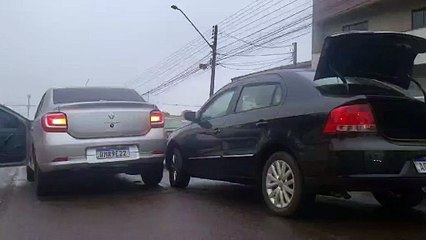 Durante troca de faixas, carros se envolvem em acidente na Avenida Assunção