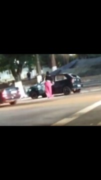 Mulher destrói carro do ex em ataque de fúria; cenas foram gravadas em vídeo