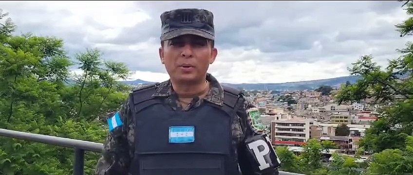 Reclusos borran grafitis alusivos a maras y pandillas en la capital