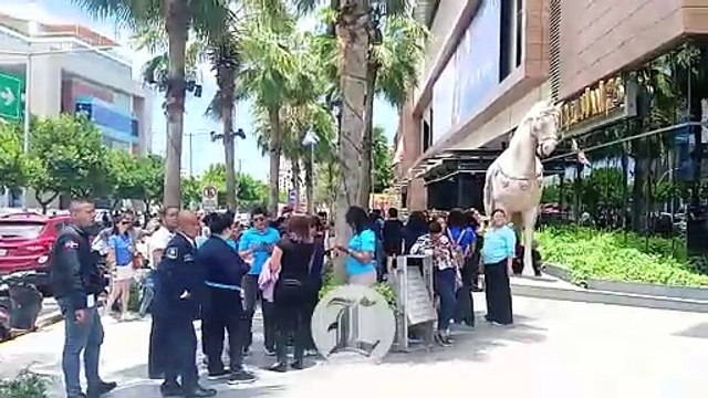La plaza Downtown Center fue evacuada por precaución: “No era gas, fue un olor fuerte”