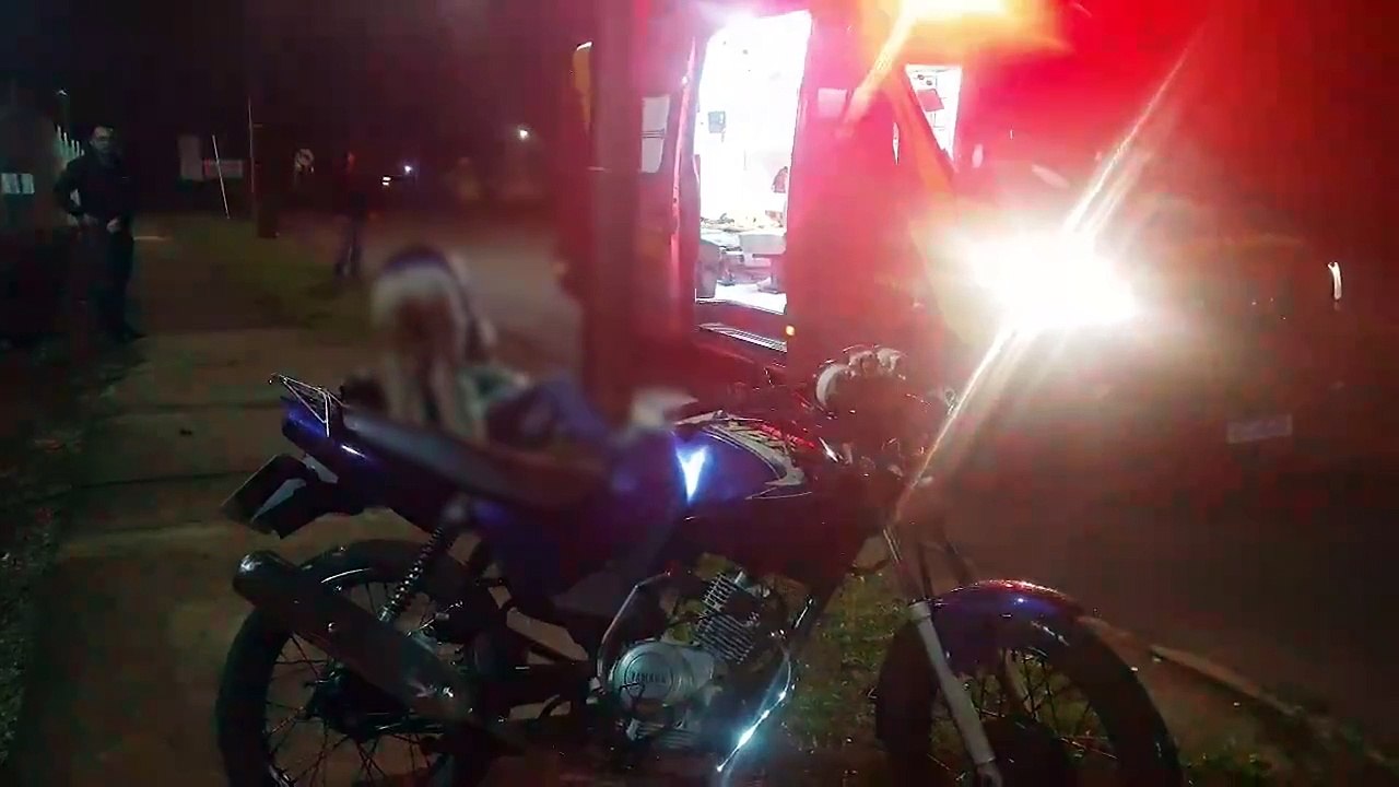 Adolescente fica ferido ao bater moto contra poste no Pioneiros Catarinenses