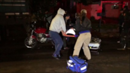 Homem fica ferido ao bater moto contra caminhão estacionado no Universitário