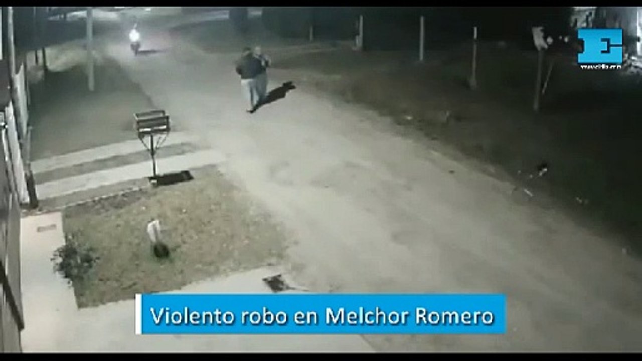 Violento robo en Melchor Romero: la tiraron de la moto para robarle