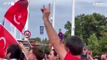 Euro 2024, tifosi turchi e olandesi fraternizzano (e torna il saluto dei Lupi grigi)