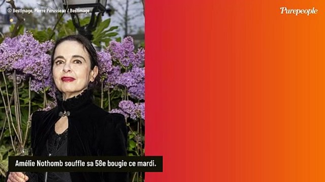 MAISON DE STARS Amélie Nothomb : Son appartement presque vide à Bruxelles où trône un canapé rose