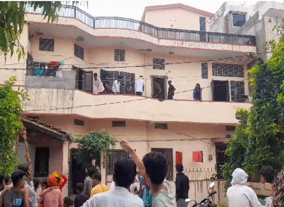 छतों पर मौत बनकर मंडरा रही 11 हजार केवी की विद्...