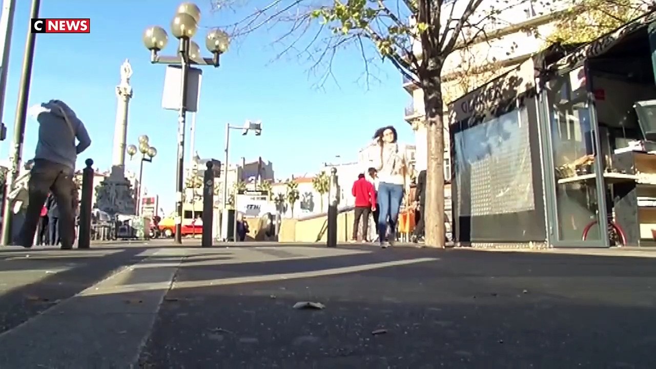A Marseille, Gare Saint Charles, un homme d’une soixantaine d’années entre la vie et la mort, après avoir été poignardé pour une simple remarque à une femme qui avait posé ses pieds sur une banquette