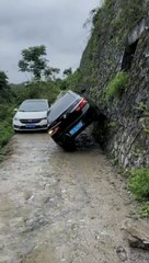 The old driver performed a mighty razor blade car meeting skills, Professional only