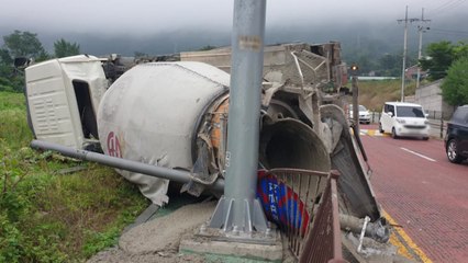 창원 내리막길에서 레미콘 차량 넘어져..."제동 안 돼" / YTN