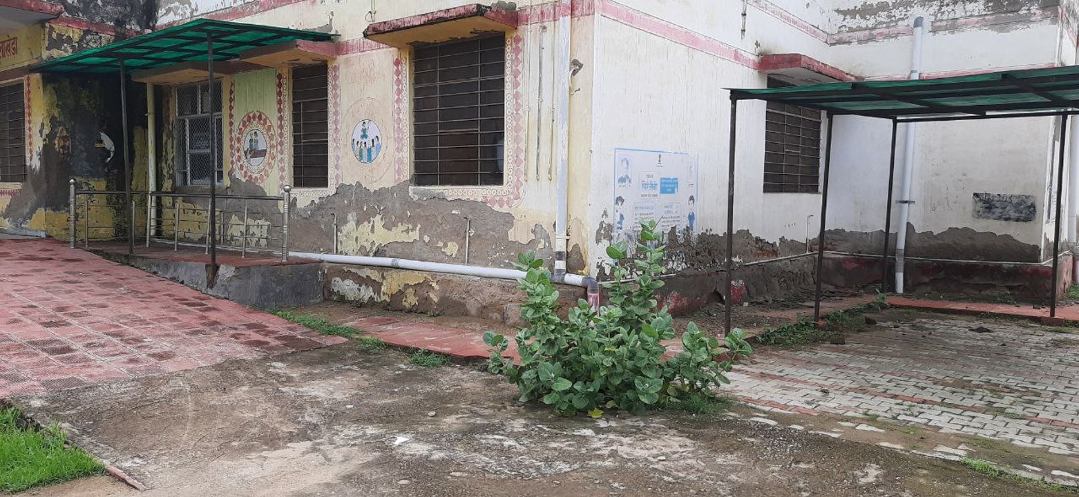 करोडो का भवन देख-रेख के अभाव में हो रहा बदहाल