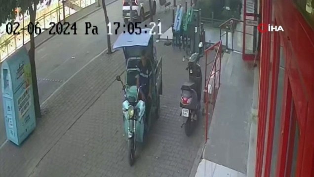 Motosikleti sahibiyle birlikte çaldılar