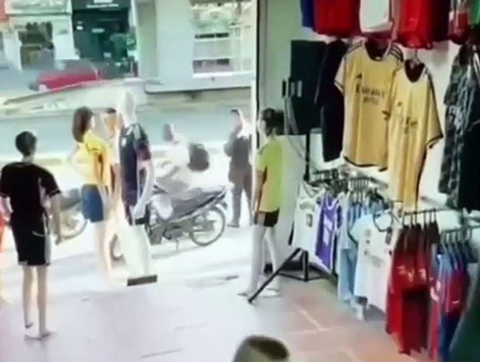 #plaisir #jubilatoire pour tout #entrepreneur #proprietaire d’un #magasin de #commerce : deux #braqueurs pris au #piege dans la #boutique …#piégé par le #commercant