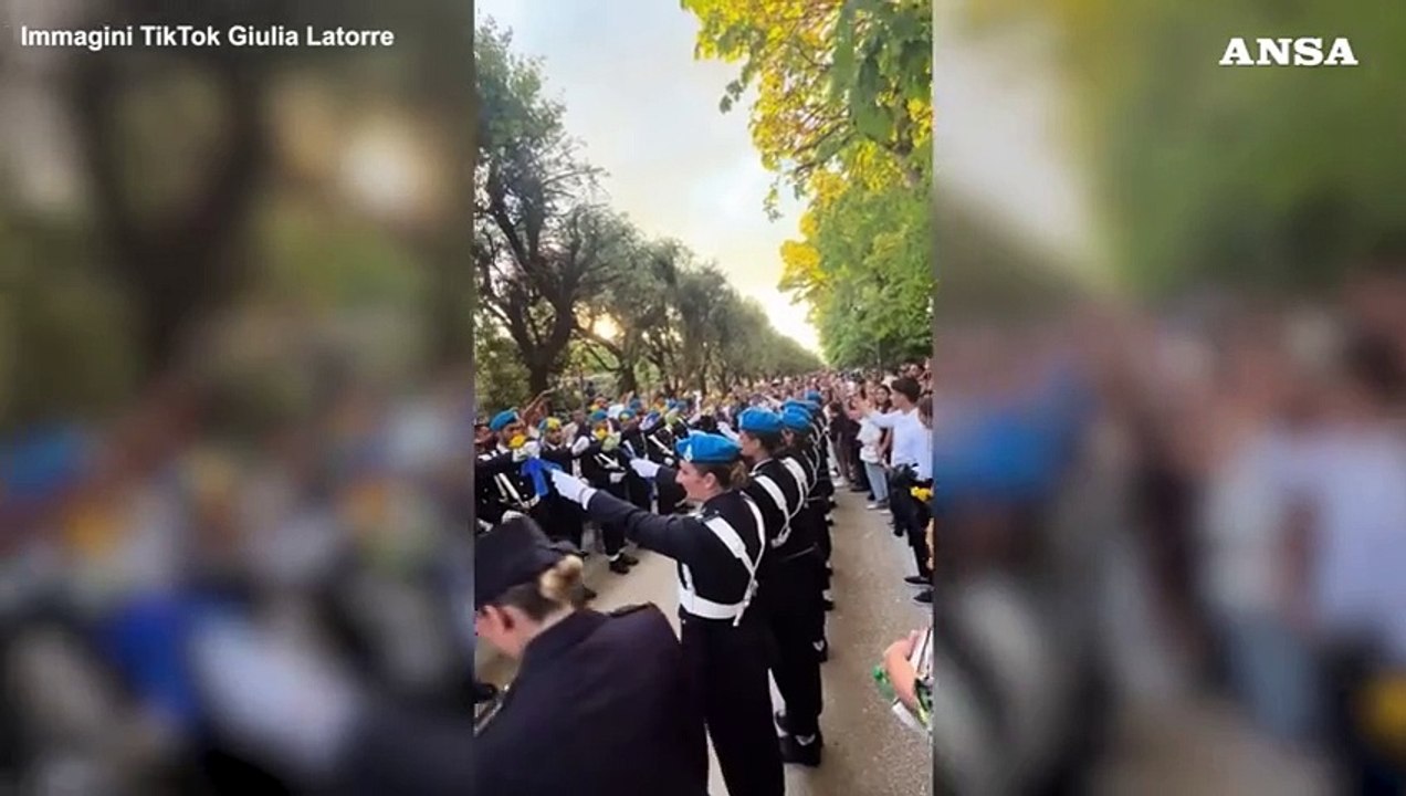 Picchetto d'amore a Sulmona, poliziotta chiede alla collega di sposarla