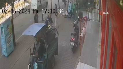 Adana'da ilginç anlar! Motosikleti sahibiyle birlikte çaldılar