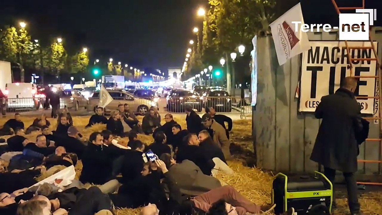 Sur les Champs-Elysées, la manif’ surprise pour dénoncer la politique de Macron