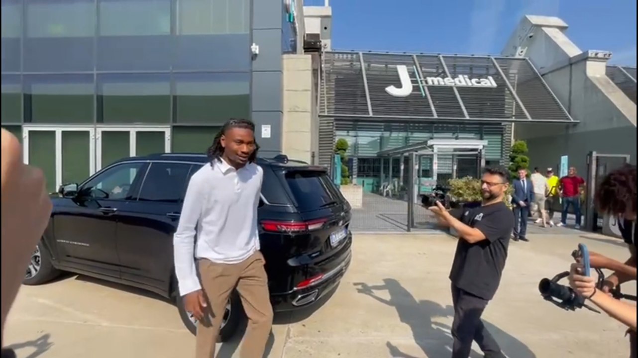 Foto, autografi e cori per lui: guarda l’accoglienza dei tifosi bianconeri per Thuram