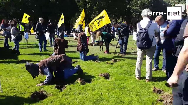 Des producteurs de la Conf' manifestent en retournant les pelouses des Invalides