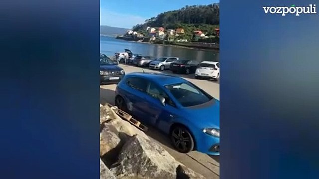 Graba dónde aparcan los coches y cómo la marea los engulle en Muros (A Coruña)