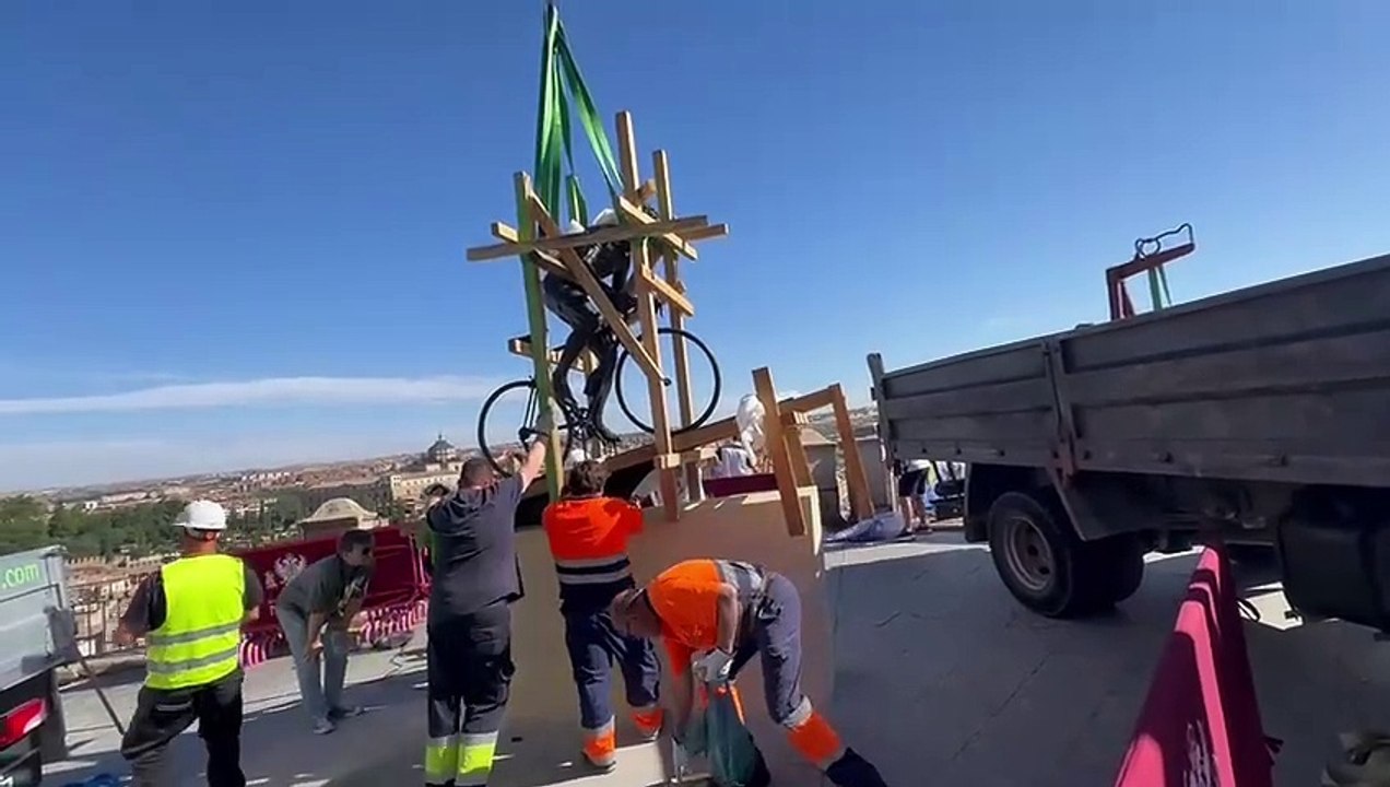 Montaje de la escultura de Bahamontes sobre su nueva peana.