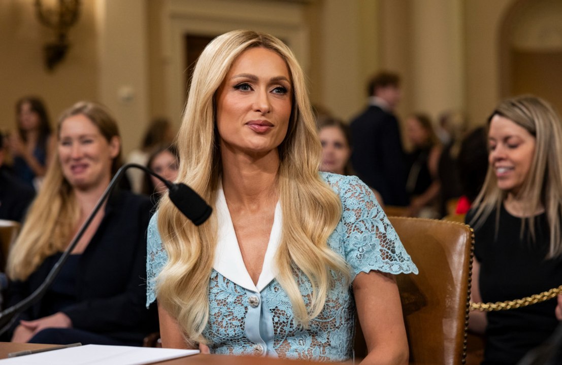 Mit Tochter London nach London: Paris Hilton schwärmt von Kurztrip