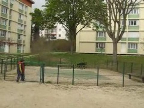 zoko 17 mois saut avec baton