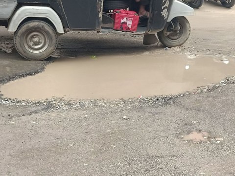 आधा-अधूरा निर्माण...सड़कों के जख्मों ने बढ़ाई आमजन की परेशानी