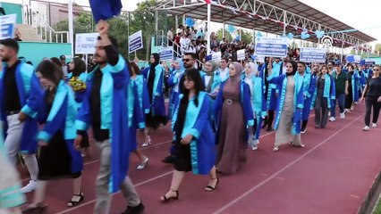 Van'da üç çocuk, iki torun sahibi kadın üniversiteyi birincilikle bitirdi