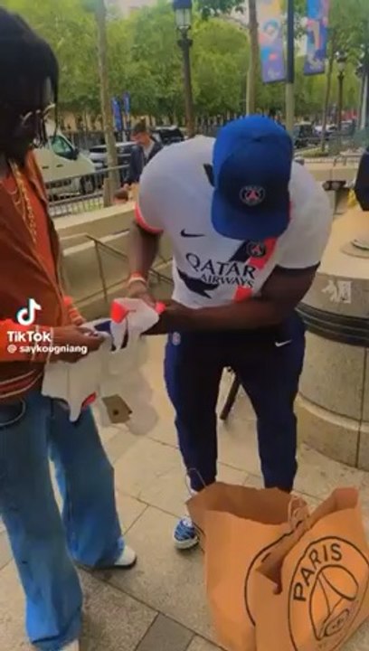 Waly seck a Paris 