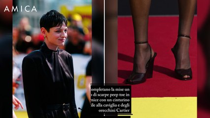 Emma Corrin cambia look (ma rimane no pants)