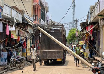 Скачать видео: मुख्य बाजार में ट्रांसपोर्ट वाहन पर गिरा विद्युत पोल, बिजली बंद कराने से बड़ा हादसा टला...देखें यह वीडियो