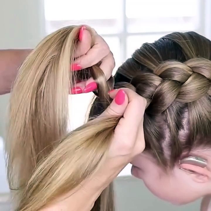 Two beautiful hairstyles for your girls  