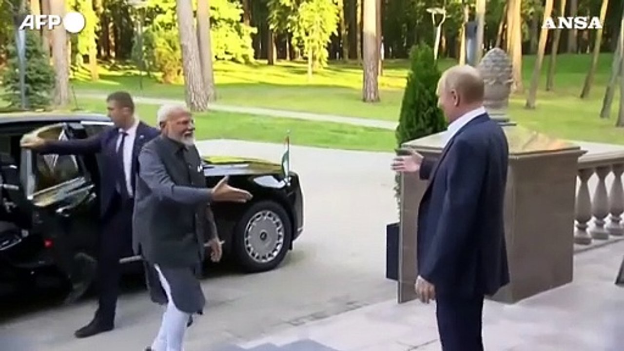 Il premier indiano Modi in visita a Mosca: l'abbraccio stretto con Putin