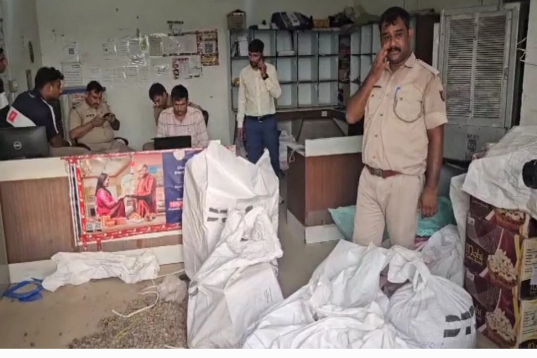 नीमराना: पुलिस ने कुरियर कंपनी के कार्यालय से 90 किलो गांजा जब्त किया