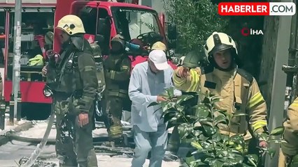 Beyoğlu'nda korku dolu anlar: Yangın çıkartan şahsı bıçakladı, engelli arkadaşını kurtardı