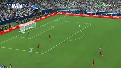 El "Dibu" lo hizo de nuevo: el momento en el que le pegó a la cámara de la transmisión oficial en pleno partido