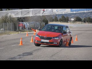 Škoda Fabia 2019 - Maniobra de esquiva (moose test) y eslalon | km77.com
