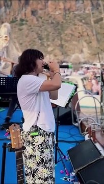 La voce di Elisa incanta gli spettatori al largo delle isole Eolie