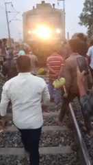 जब महिला रेलवे ट्रैक पर कूंदी तो ट्रेन को पीछे हटना पड़ा, जानिए क्यो?