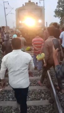 जब महिला रेलवे ट्रैक पर कूंदी तो ट्रेन को पीछे हटना पड़ा, जानिए क्यो?