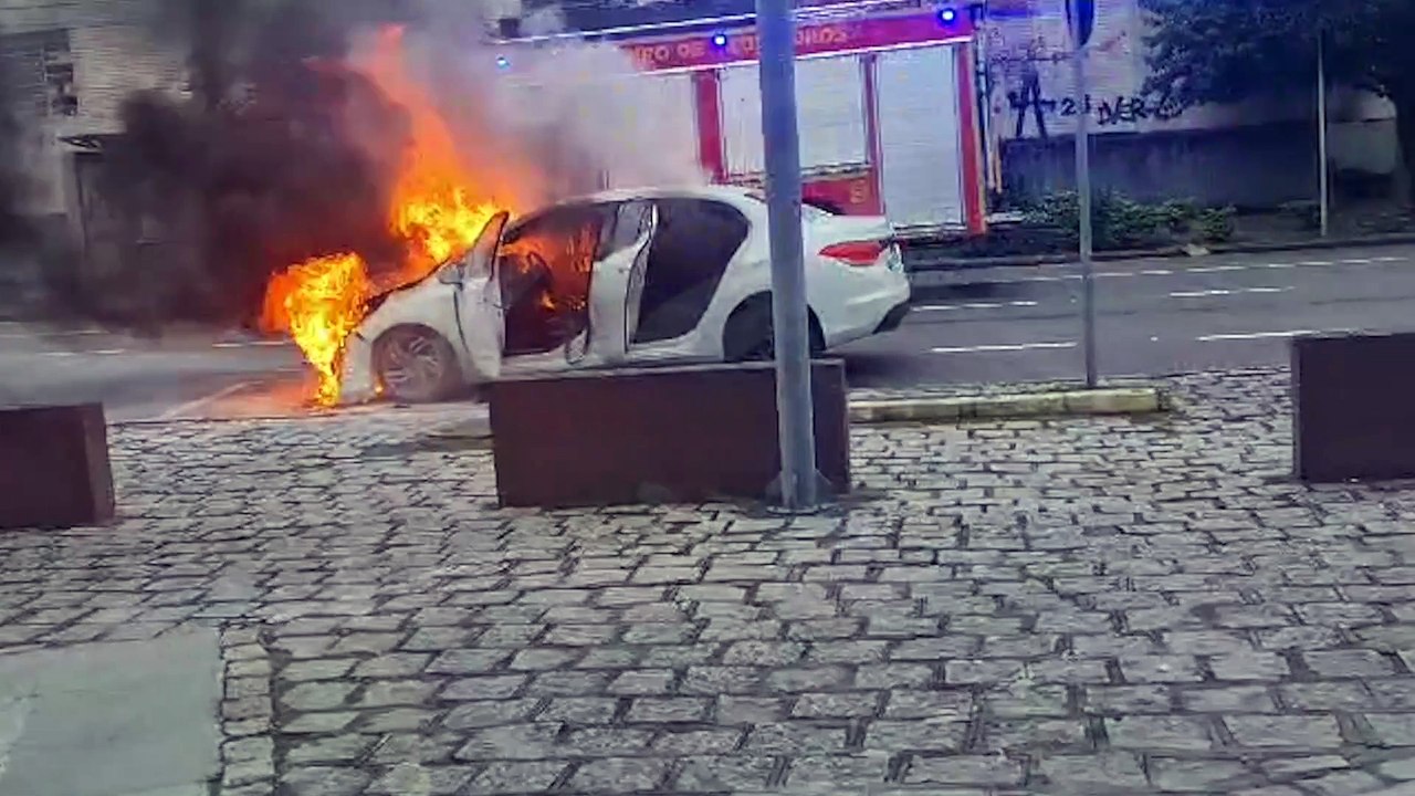 Carro pega fogo na Anita Garibaldi, em Curitiba