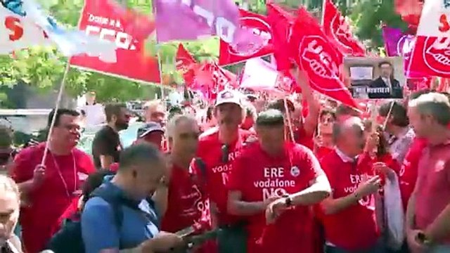 Trabajadores de Vodafone España se concentran contra el ERE, arropados por sindicatos
