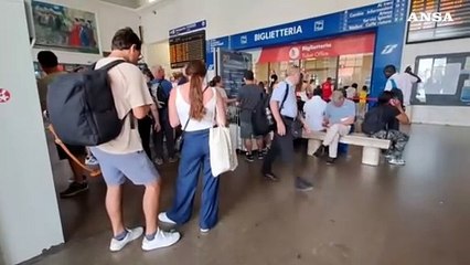 Sciopero treni, a Pisa viaggiatori "spaesati" e in coda