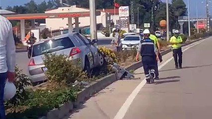 Yoldan çıkan araç aydınlatma direğine çarptı