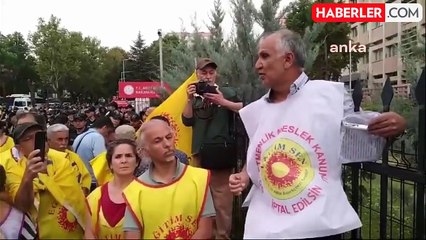 Eğitim-Sen Üyeleri MEB Önünde Oturma Eylemi Yaptı