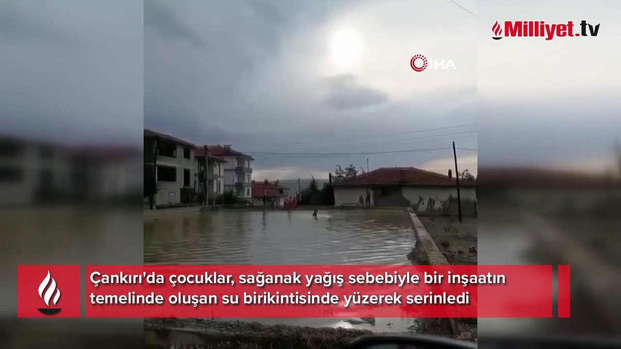 Çocuklar su birikintisinde yüzerek serinledi
