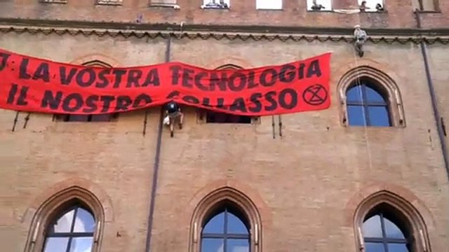 Bologna. il video della protesta di Extinction Rebellion contro il G7 della tecnologia