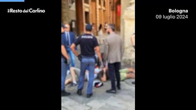 Protesta degli attivisti in Comune contro il G7 a Bologna